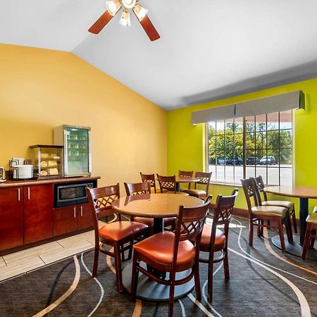 Econo Lodge Inn & Suites О-Клер Екстер'єр фото