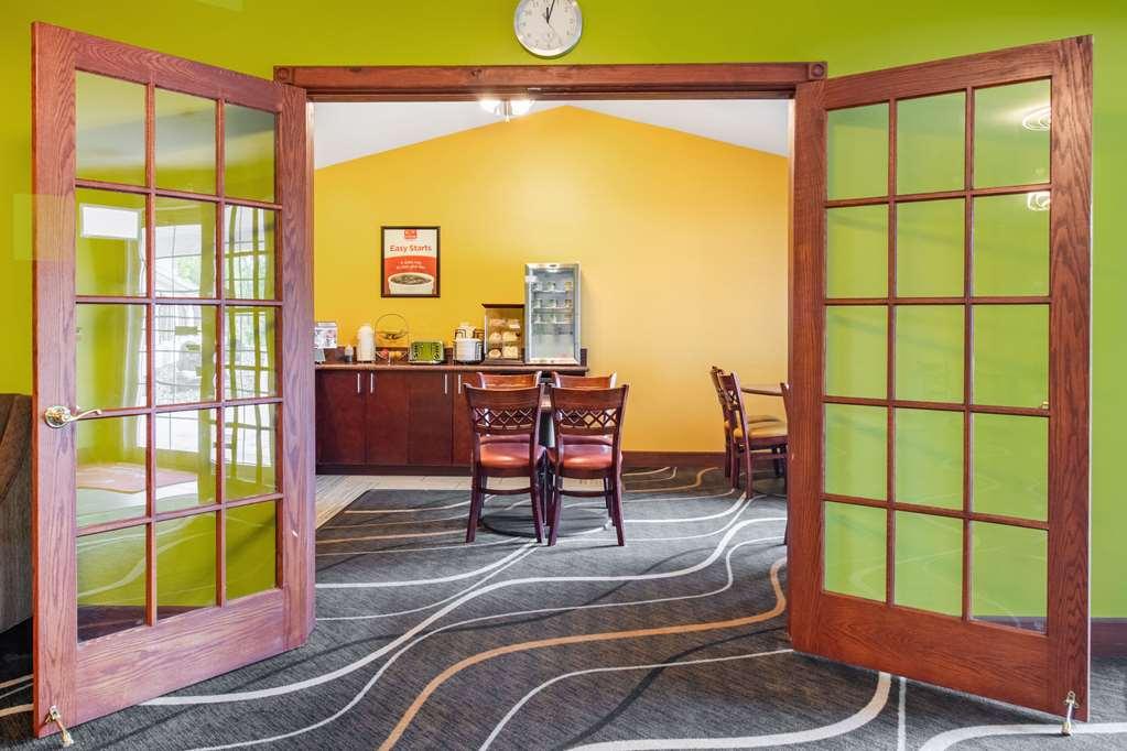 Econo Lodge Inn & Suites О-Клер Ресторан фото