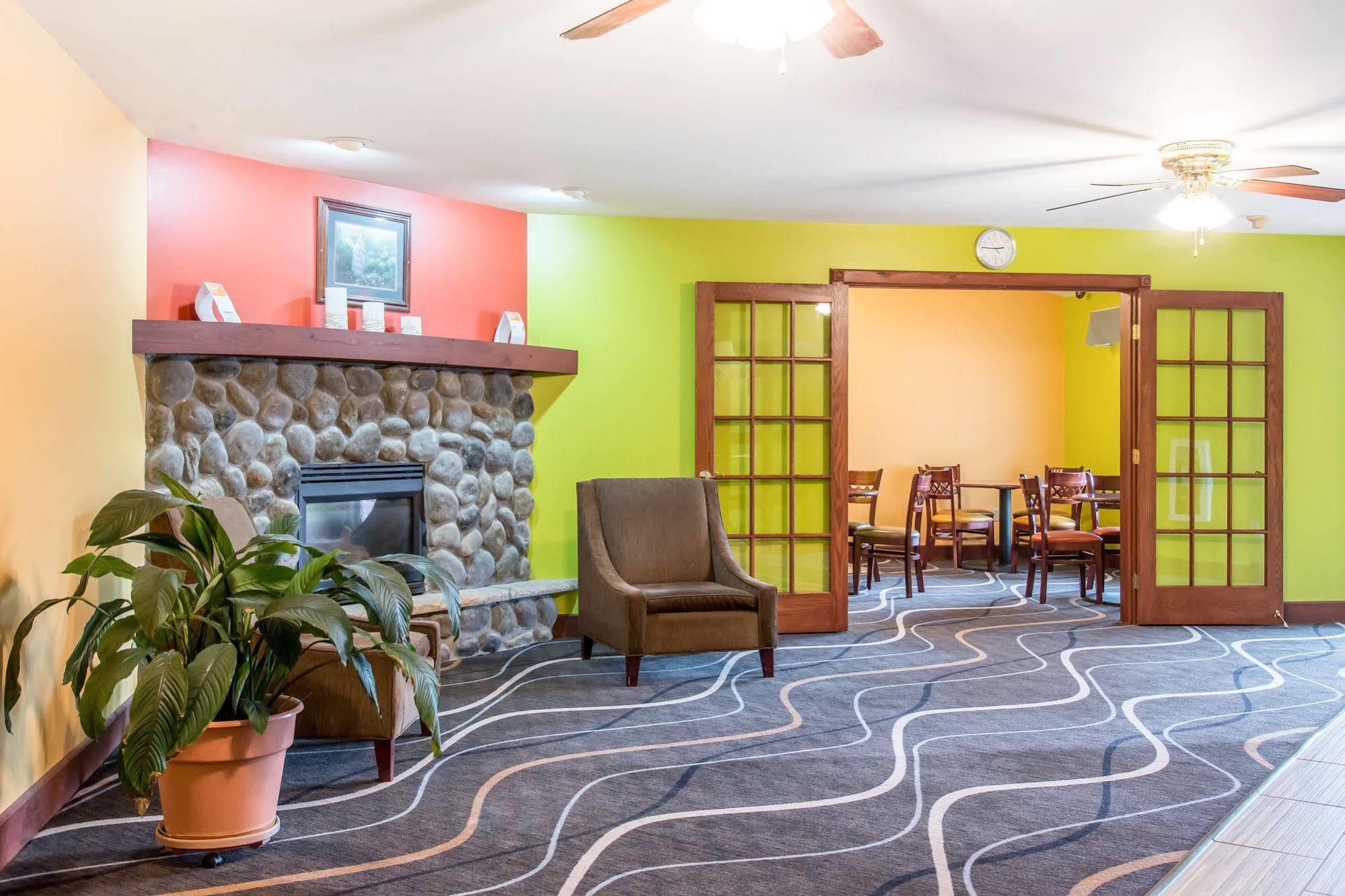 Econo Lodge Inn & Suites О-Клер Екстер'єр фото