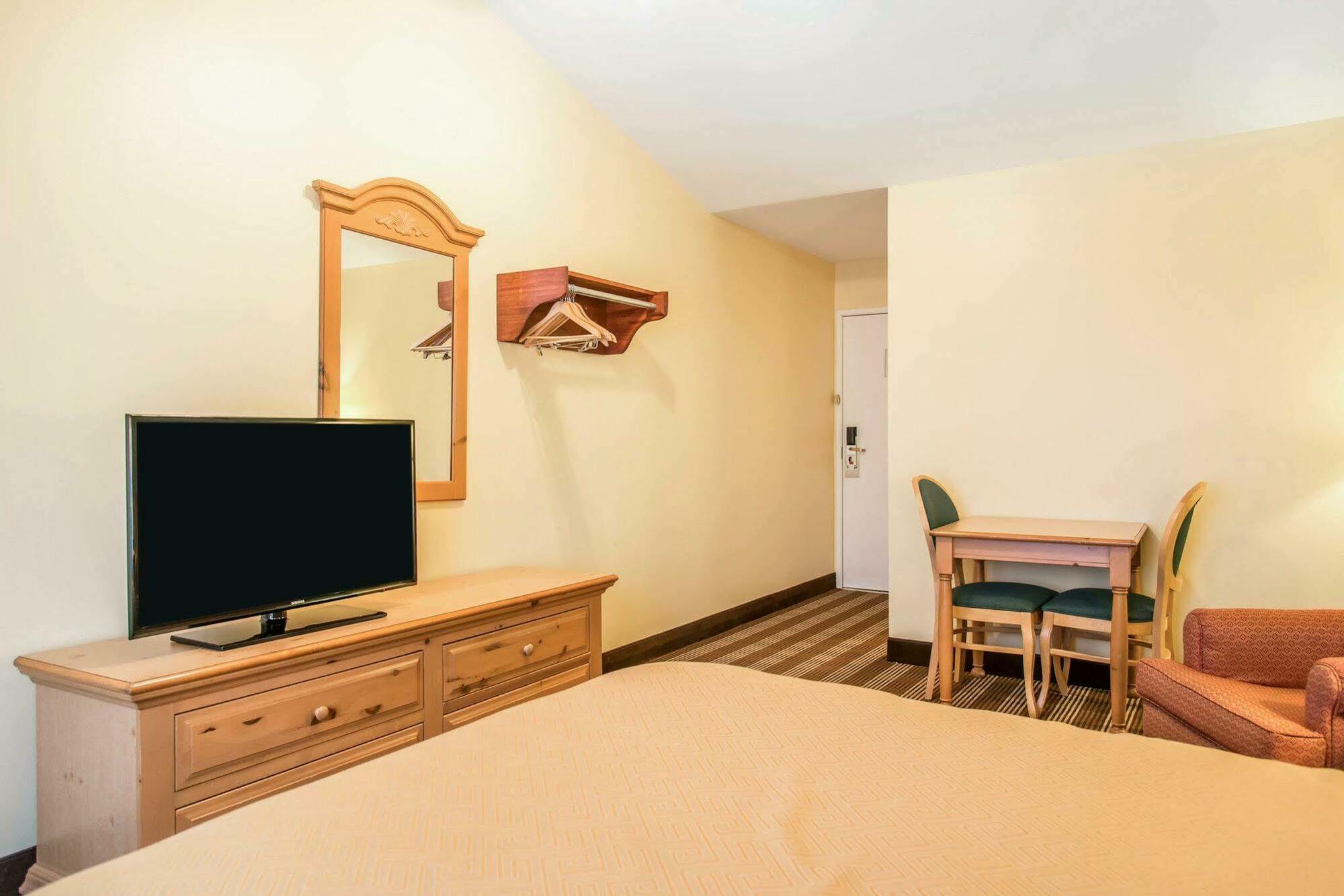 Econo Lodge Inn & Suites О-Клер Екстер'єр фото