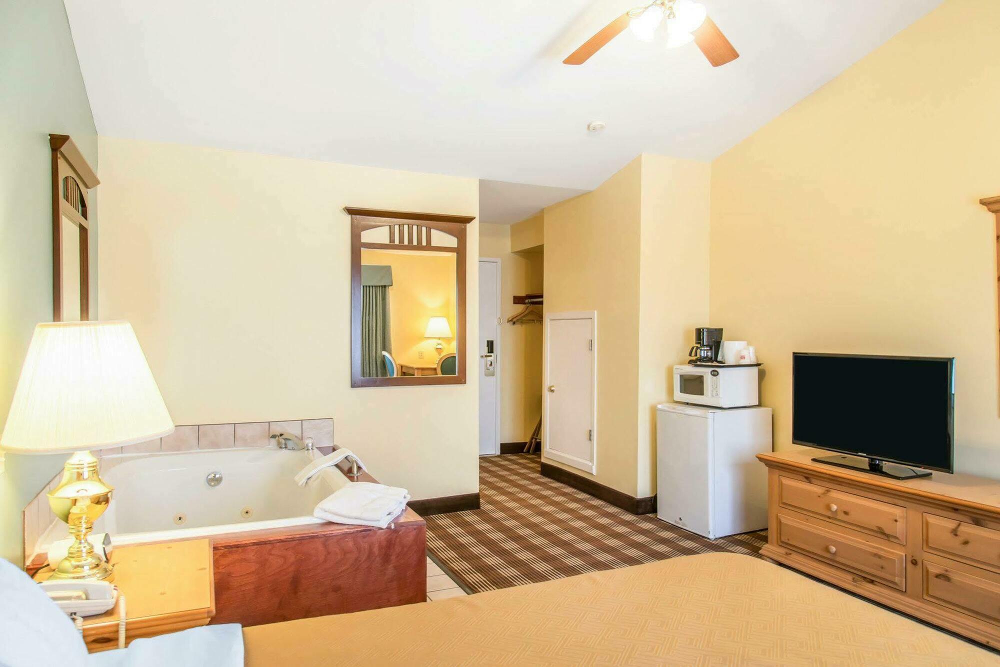 Econo Lodge Inn & Suites О-Клер Екстер'єр фото