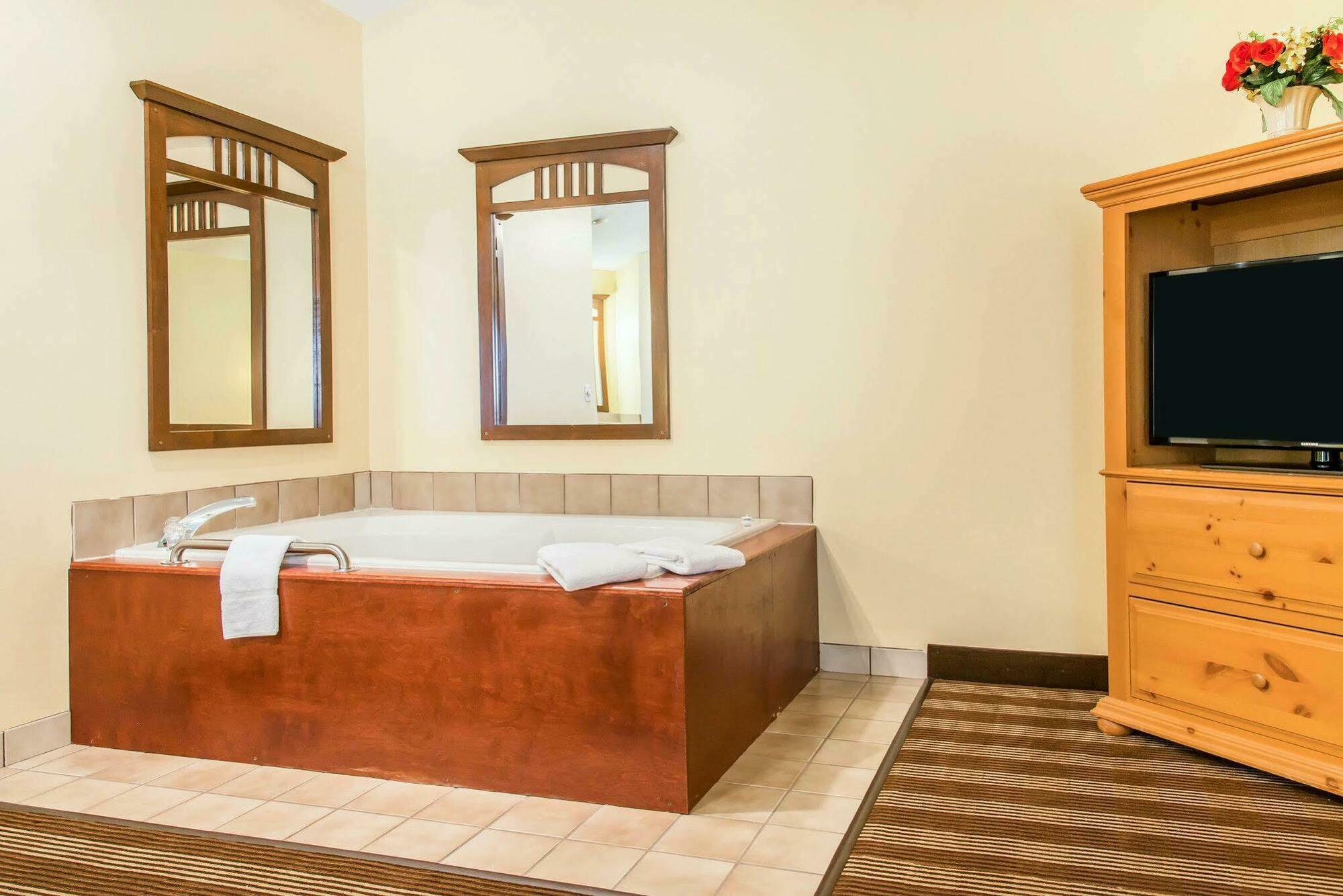Econo Lodge Inn & Suites О-Клер Екстер'єр фото